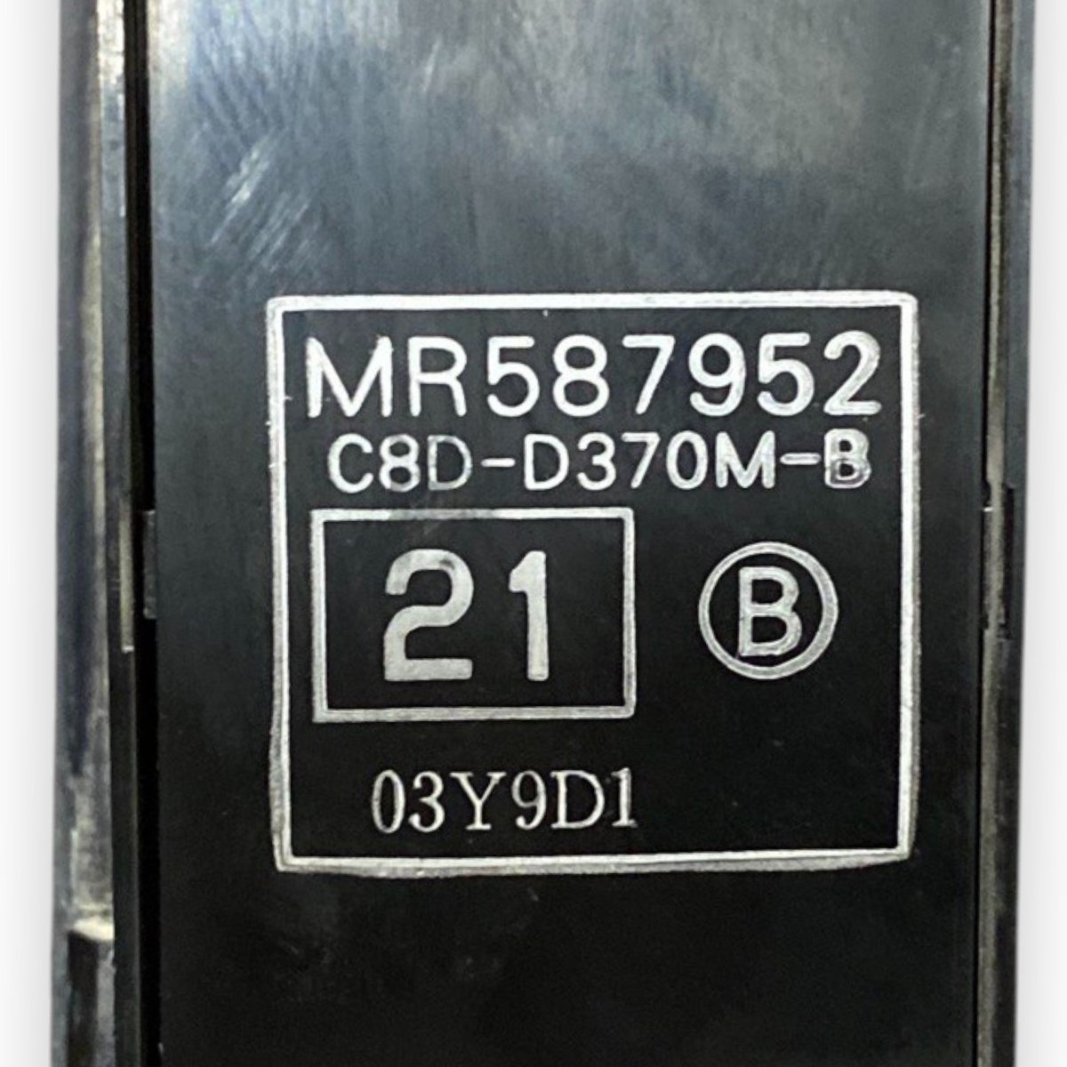 Pulsantiera alzavetri anteriore sinistra (sx) mitsubishi l200 Cod: mr587952 (2005 - 2014) - F&P CRASH SRLS - Ricambi Usati