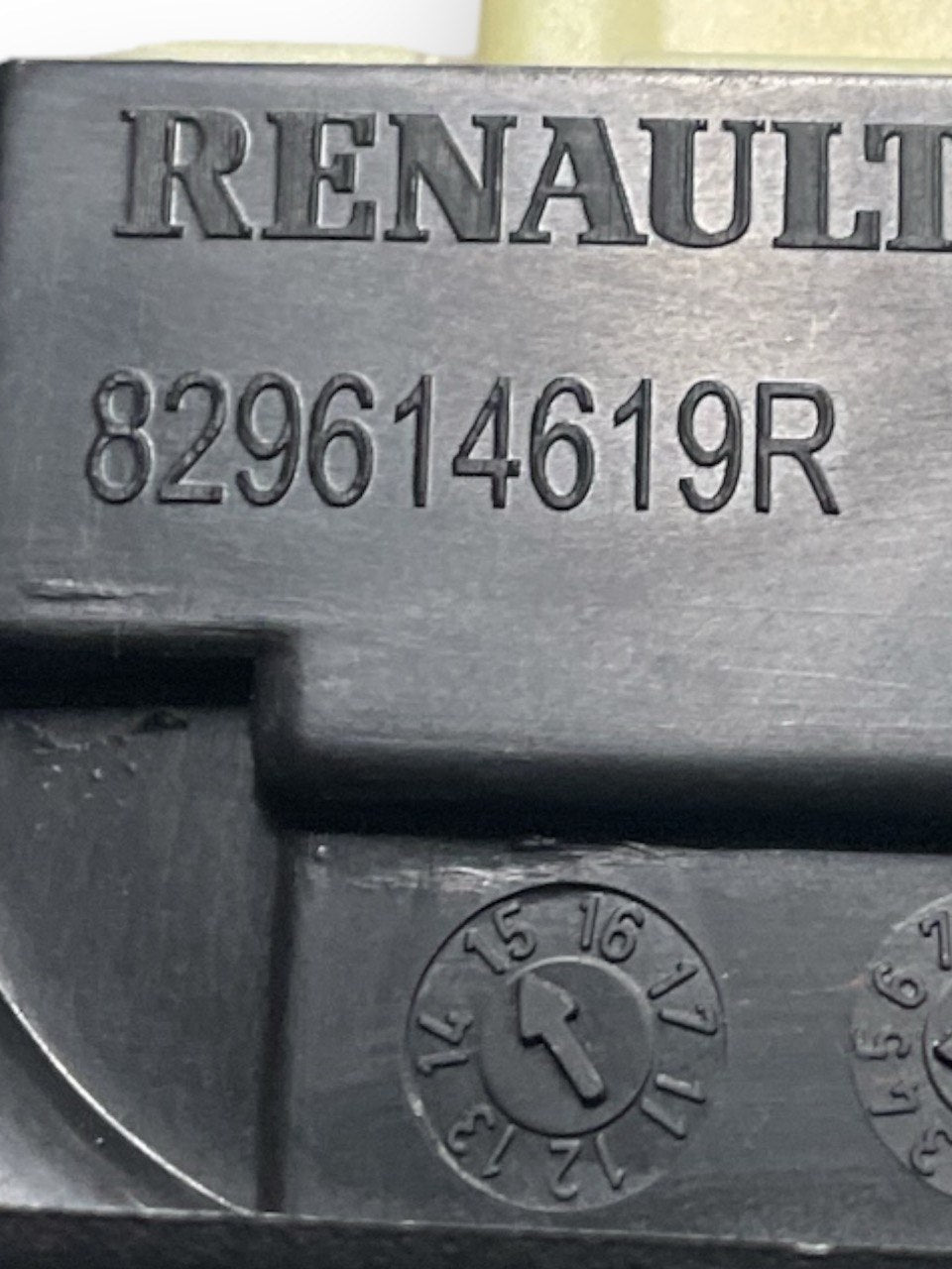 Pulsantiera Alzavetro posteriore sinistra Renault captur cod:829614619R (2013 - 2019) - F&P CRASH SRLS - Ricambi Usati