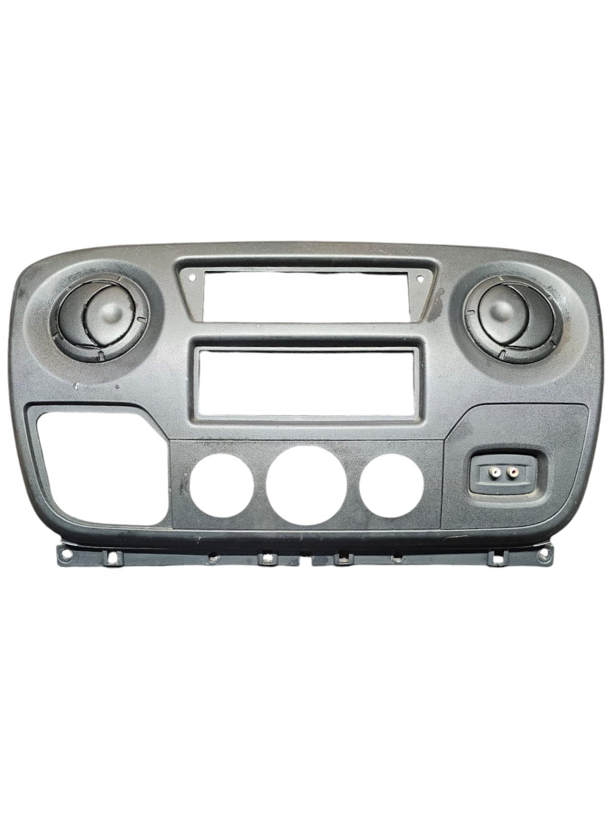 Renault Master (2014 - 2019) Code:682600025R Radio Mask + Air Vents + AUX Cable Input (2014 - 2019) - F&P CRASH SRLS - Used Spare Parts