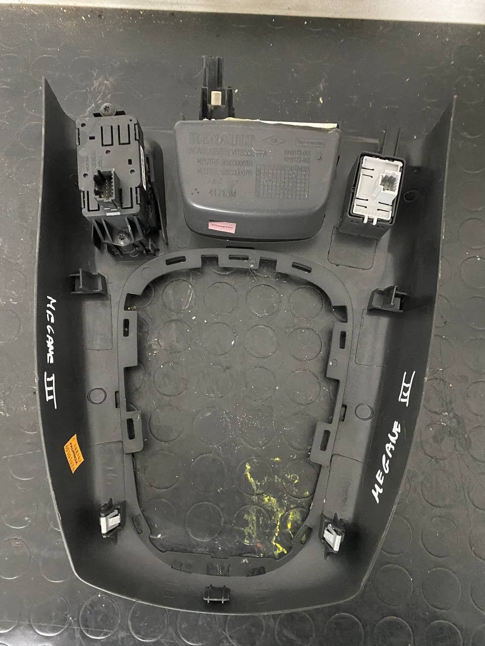 Rivestimento Console Centrale Renault Megane III cod: 969330001r - F&P CRASH SRLS - Ricambi Usati