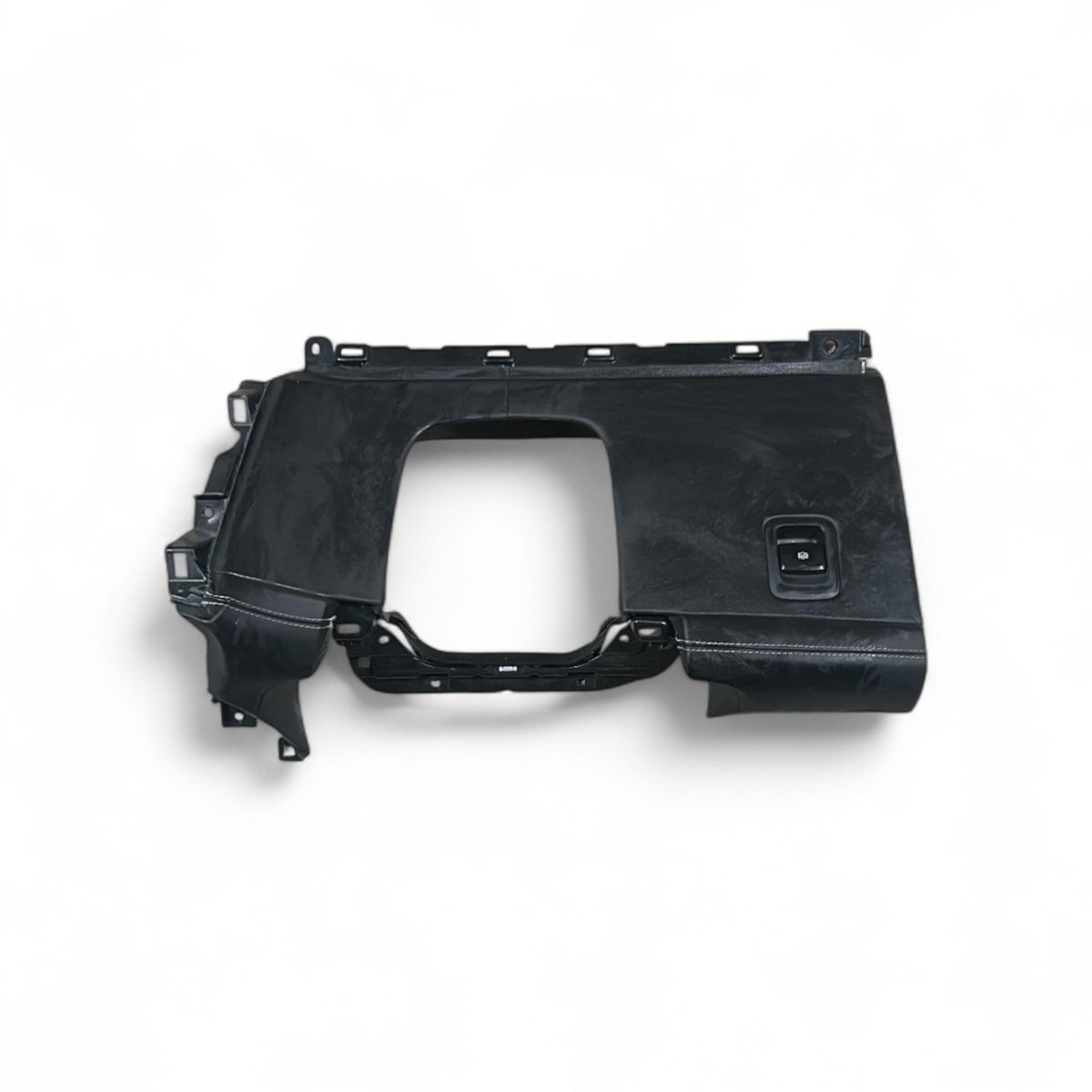 Rivestimento cruscotto inferiore Maserati Grecale (M182) cod.670167263 (2022 > ) + pulsante freno a mano / di stazionamento - F&P CRASH SRLS - Ricambi Usati