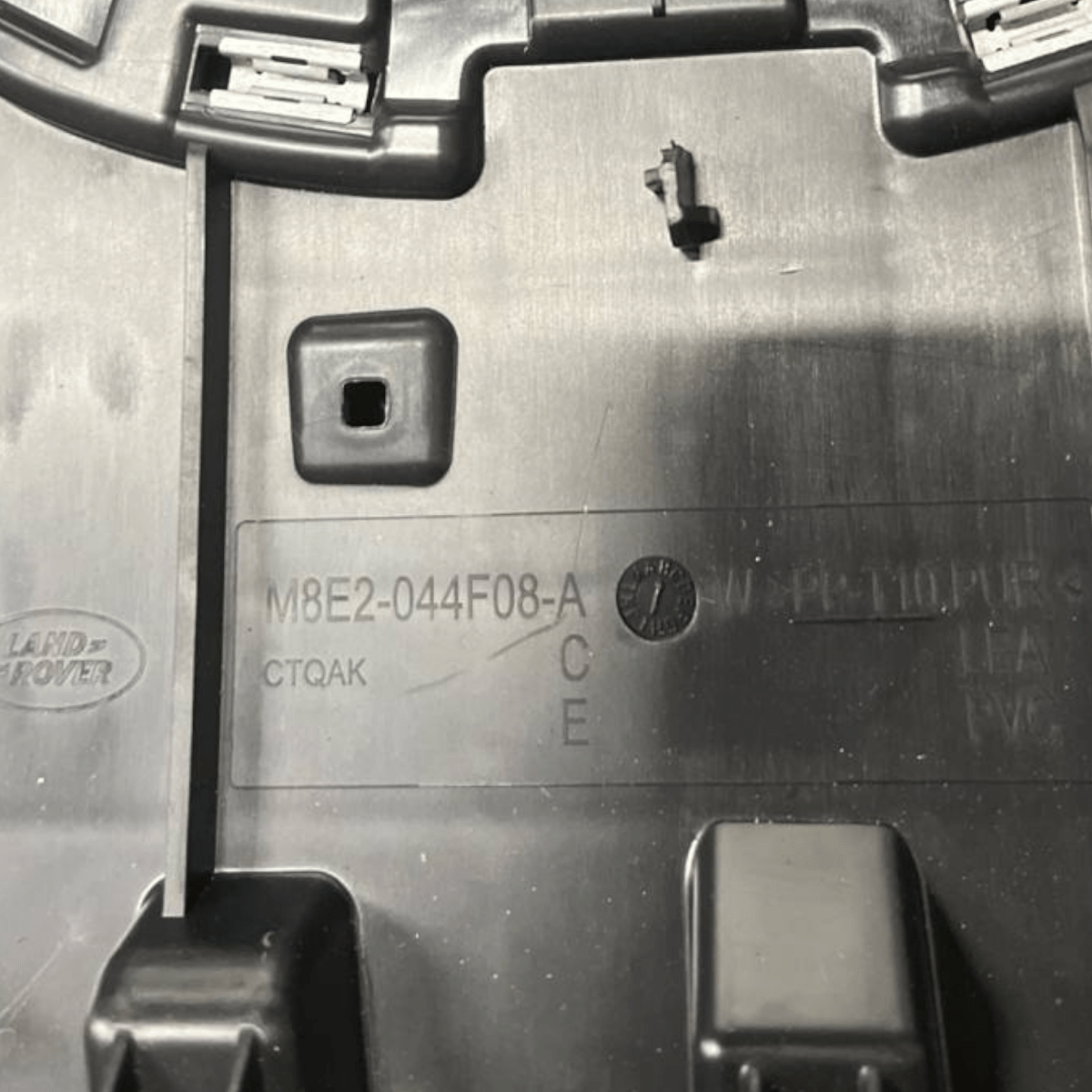 Rivestimento Cruscotto sinistro (sx) Land Rover Sport L461 (2022 - ) cod: M8E2 - 044F08 - A - F&P CRASH SRLS - Ricambi Usati