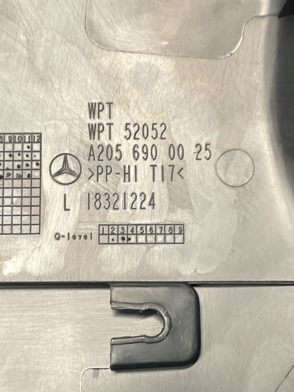 Lower Right Cover Pillar code:a2056900025 Mercedes Benz Class C (W205) (2014 - 2021) - F&P CRASH SRLS - Used Parts