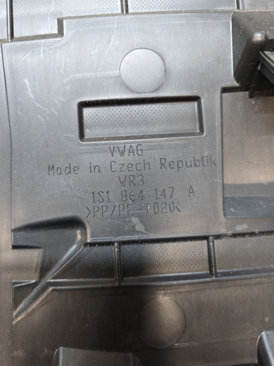 Rivestimento / Modanatura Cruscotto Inferiore Sinistro Volkswagen Up ( 2012 > ) Cod : 1S1864147A - F&P CRASH SRLS - Ricambi Usati