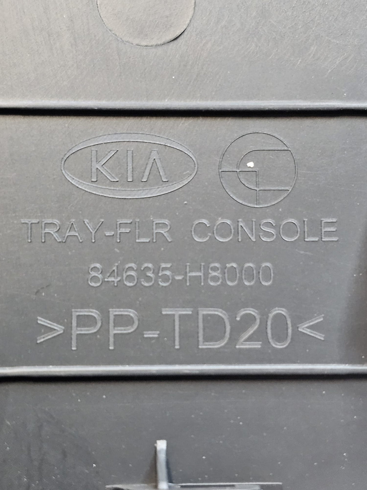 Central Tunnel Cover / Molding Kia Stonic (2017 - >) Code:84635 - H8000 - F&P CRASH SRLS - Used Parts