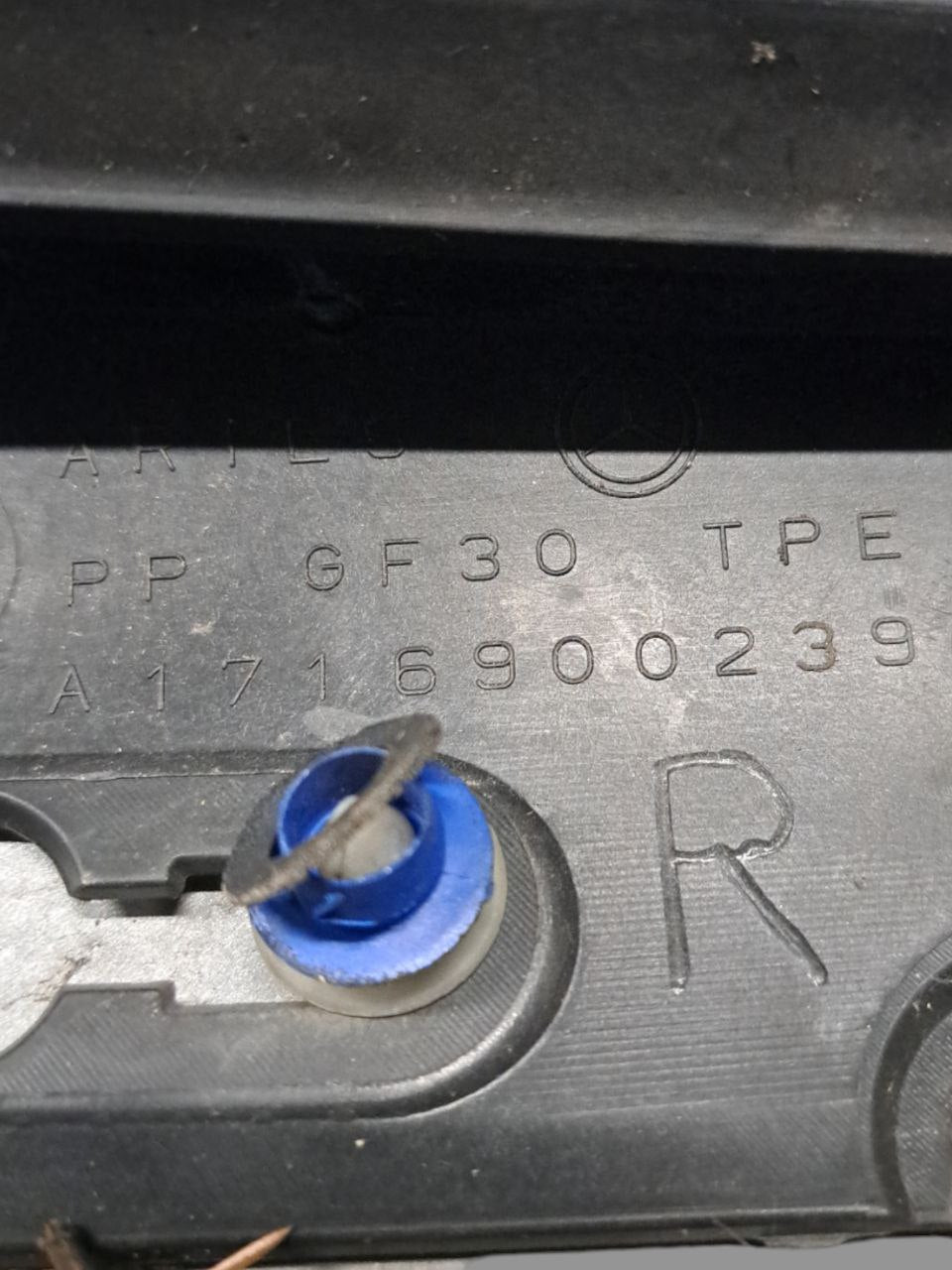 Rivestimento montante anteriore destro Mercedes SLK W171 COD:A1716900239 (2004 - 2011) - F&P CRASH SRLS - Ricambi Usati