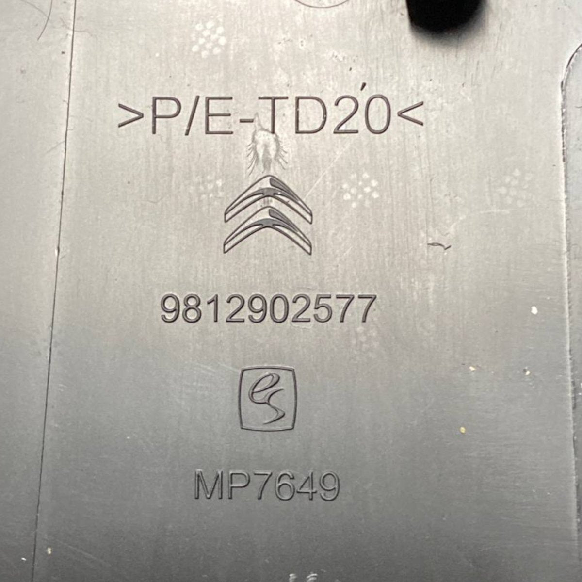 Rivestimento piantone citroen c3 iii Cod: 9812902577 (2016 - 2024) - F&P CRASH SRLS - Ricambi Usati