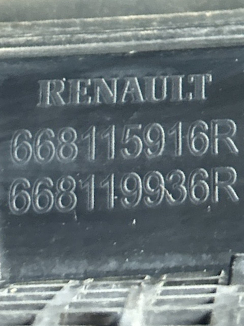 Rivestimento Sotto Parabrezza / Gocciolatoio Renault Captur I (2013 > 2019) cod.668115916R - F&P CRASH SRLS - Ricambi Usati