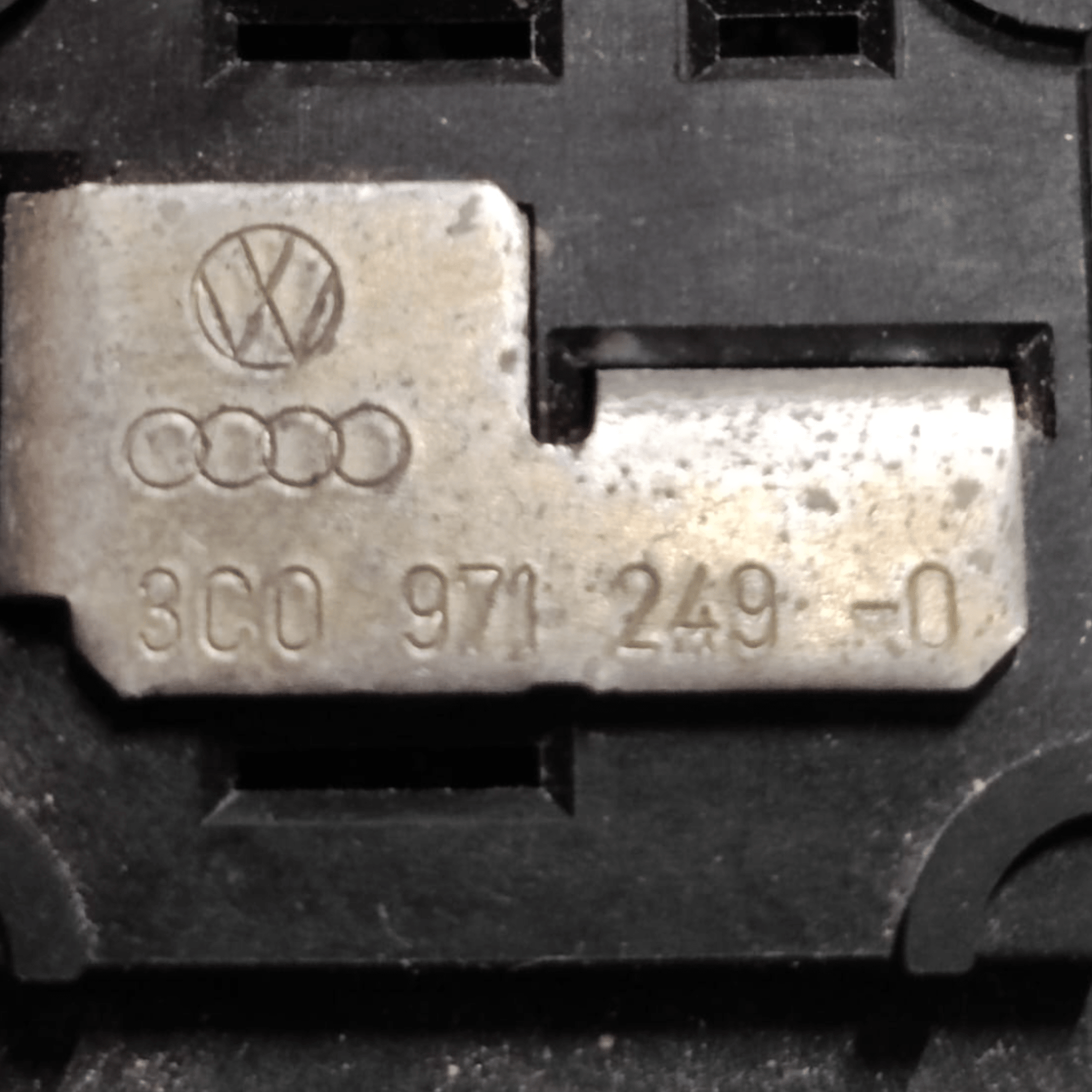 Scatola Fusibili Volkswagen Golf V 1.9 Diesel COD: 3C09712490 (2003 - 2008) - F&P CRASH SRLS - Ricambi Usati