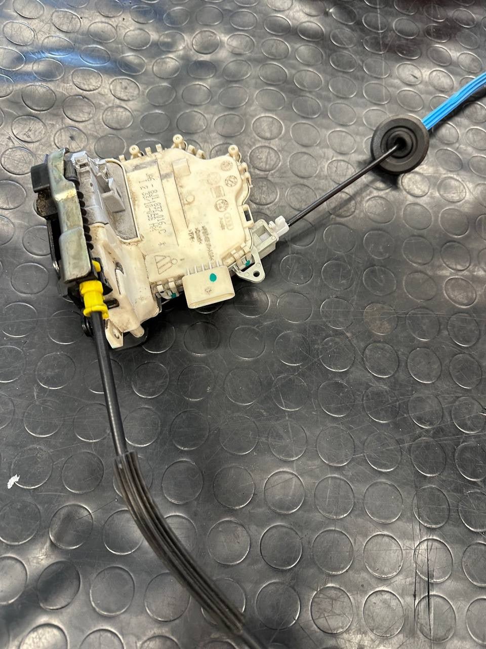 Serratura anteriore sinistra A4 B8 Audi A3 (8V1) 2015 cod: ja6 - 8j1 - 837 - 016 - C - F&P CRASH SRLS - Ricambi Usati