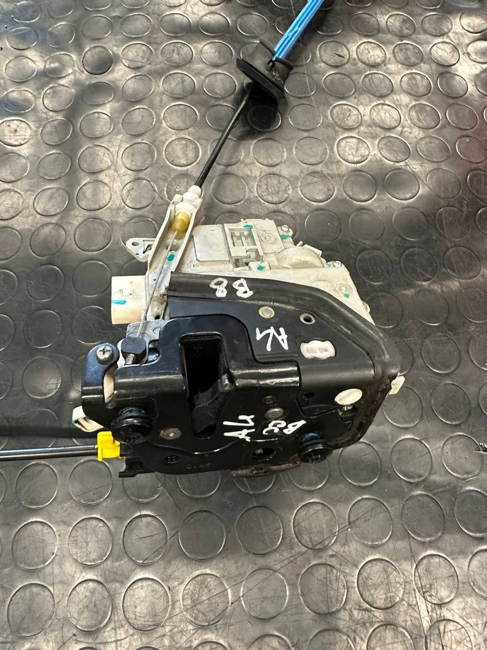 Serratura anteriore sinistra A4 B8 Audi A3 (8V1) 2015 cod: ja6 - 8j1 - 837 - 016 - C - F&P CRASH SRLS - Ricambi Usati