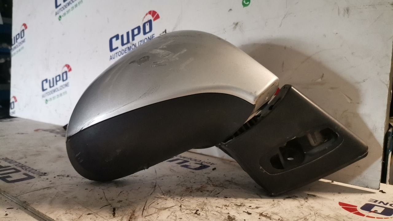 Specchio Anteriore Destro Peugeot 207 (2009) , difetto calotta esterna graffiata come evidenziato in foto cod: 9680650 - F&P CRASH SRLS - Ricambi Usati