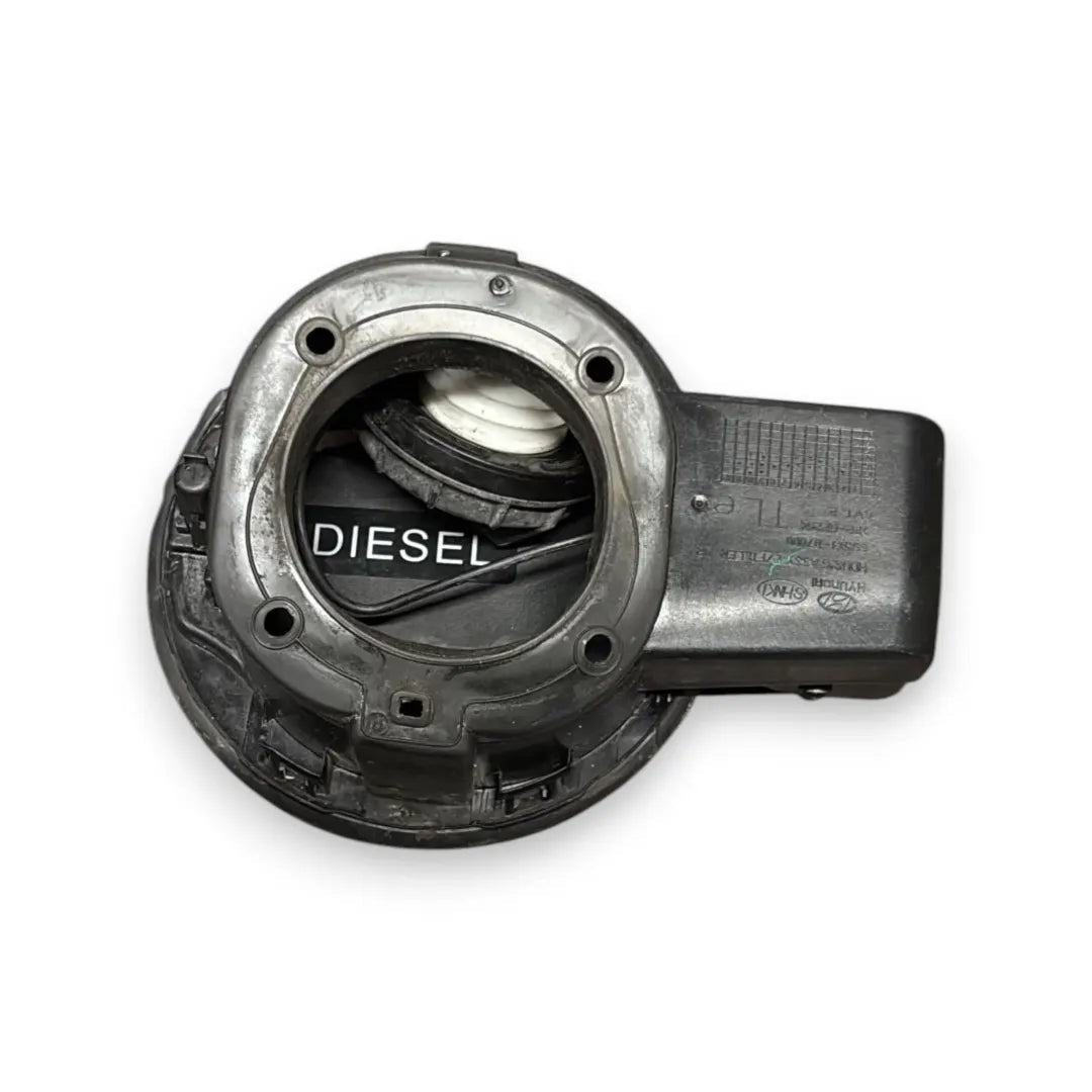 Dettaglio Sportellino carburante Hyundai Tucson 2015–2018 OEM 69510D7000 - foto 2