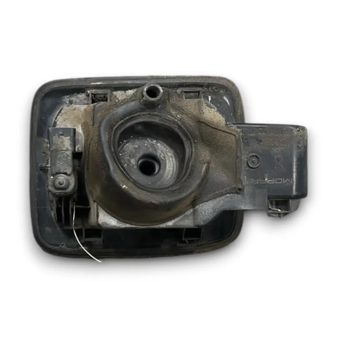 Dettaglio Sportellino carburante Jeep Renegade 2014–2019 OEM 51953507 - foto 2