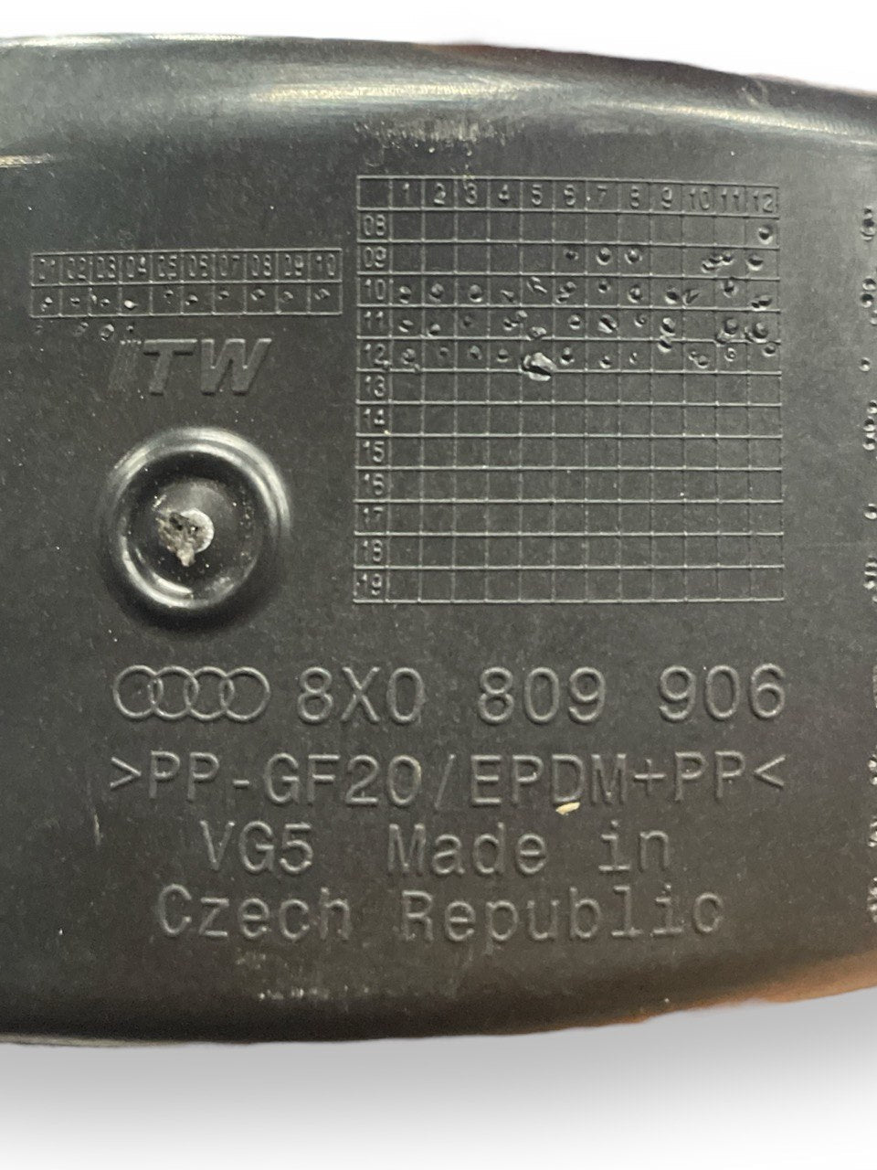 Sportello / Tappo Carburante Serbatoio bianco Audi A1 8X Cod:8X0809906 (2010 - 2018) - F&P CRASH SRLS - Ricambi Usati