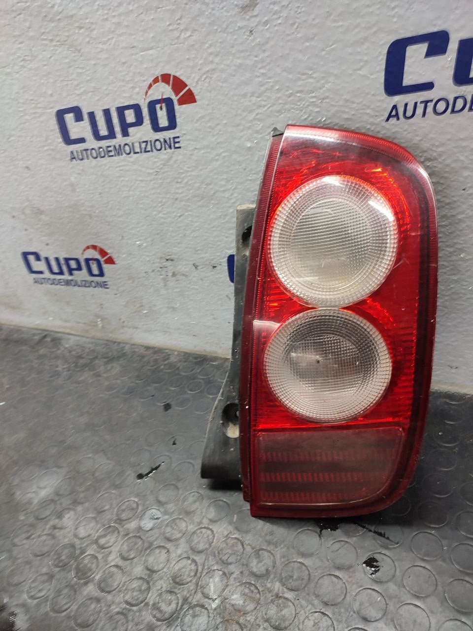 Stop posteriore destro Nissan Micra ( k12 - 2004 ) - F&P CRASH SRLS - Ricambi Usati