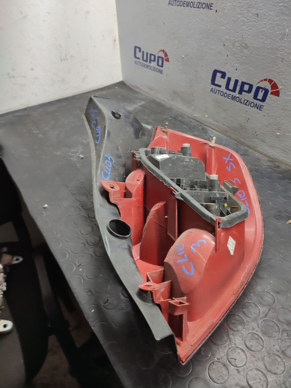 Stop posteriore sinistro Renault Clio ( mk3 - 2009 ) - F&P CRASH SRLS - Ricambi Usati