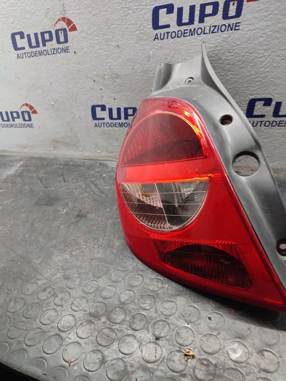 Stop posteriore sinistro Renault Clio ( mk3 - 2009 ) - F&P CRASH SRLS - Ricambi Usati