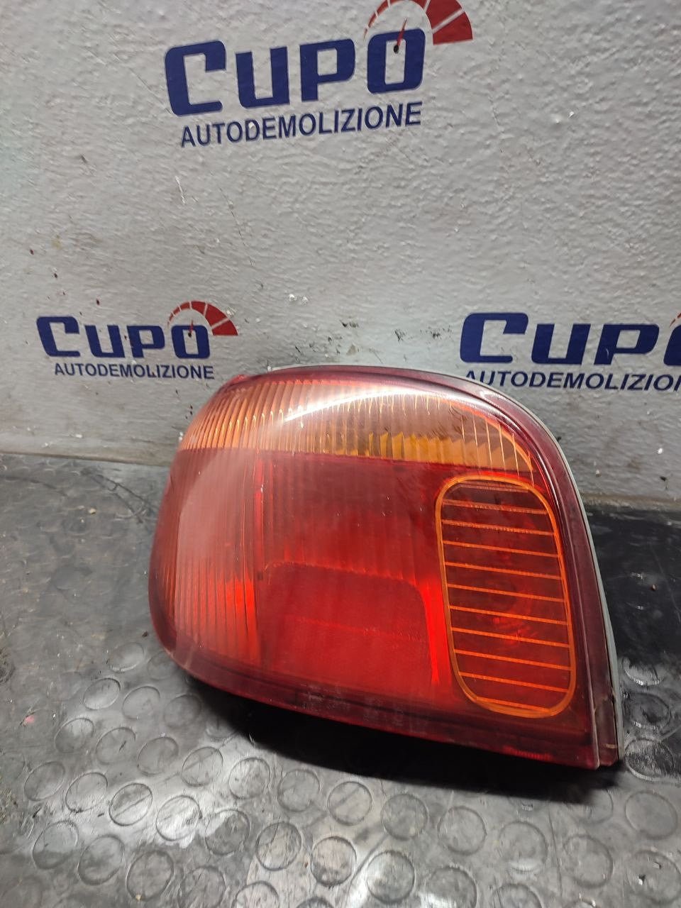 Stop posteriore sinistro Toyota Yaris ( mk1 - 1999 ) - F&P CRASH SRLS - Ricambi Usati