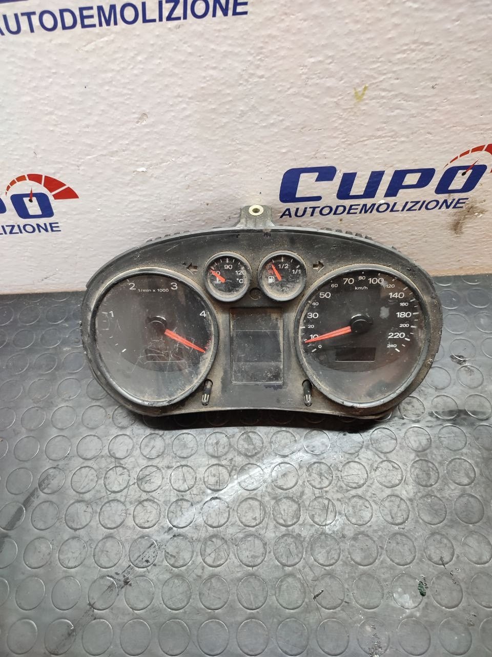 Tachimetro / Contachilometri Audi A2 1.4 tdi cod 8z0920900 - F&amp;P CRASH SRLS - Ricambi Usati