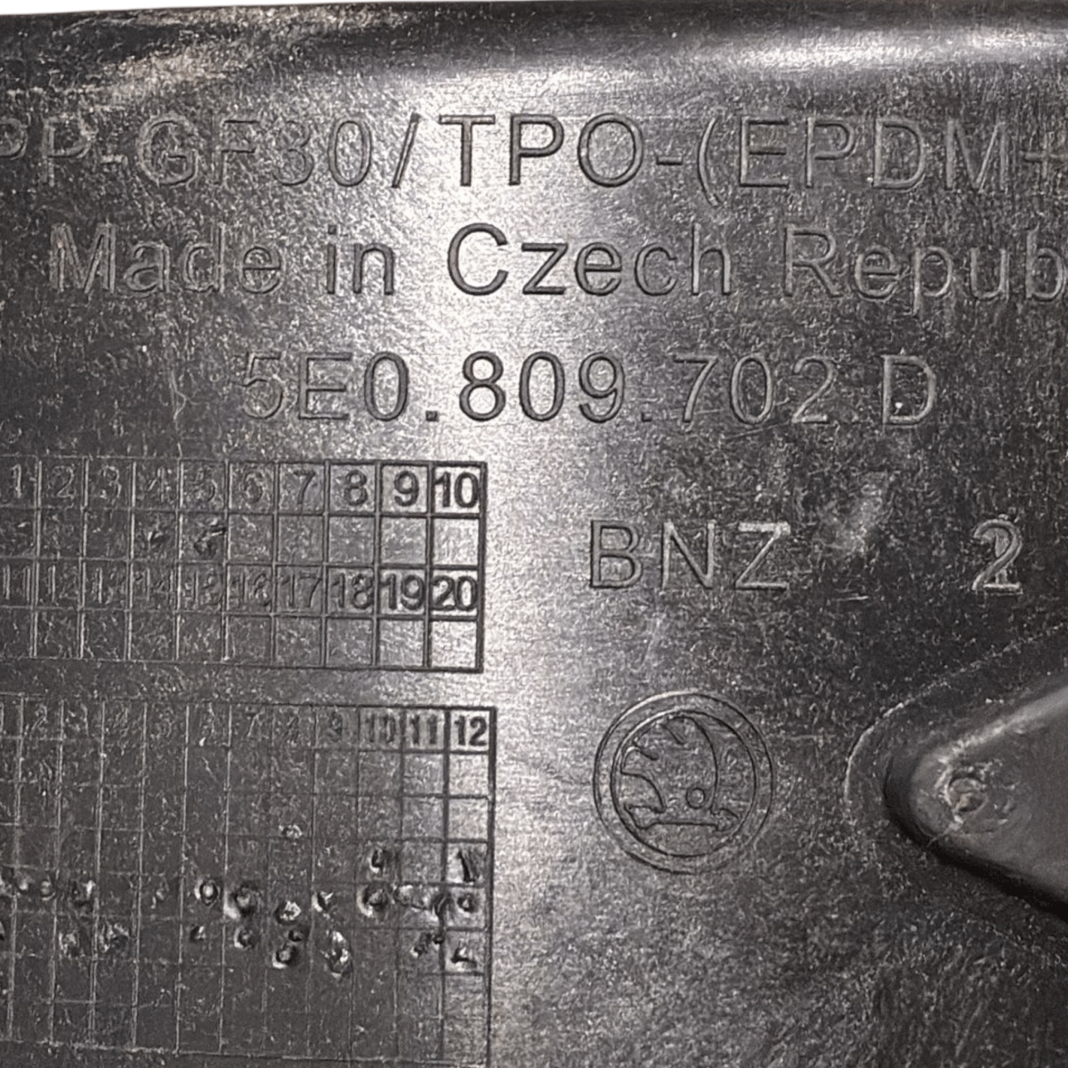 Tappo / sportello carburante skoda octavia sw cod:5e0809702 (2017 - 2019) - F&P CRASH SRL - Ricambi Usati
