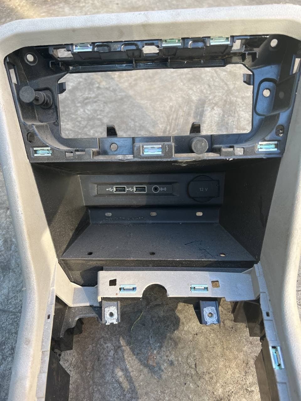 Tunnel + Bracciolo centrale Volkswagen T - roc 2019 - F&P CRASH SRLS - Ricambi Usati