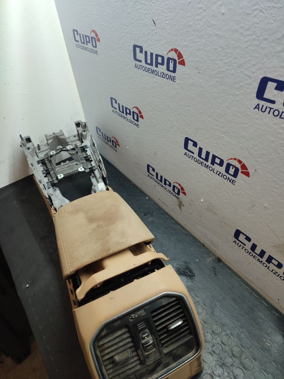 Tunnel centrale + bracciolo Porsche Macan ( 95b ) - F&P CRASH SRLS - Ricambi Usati