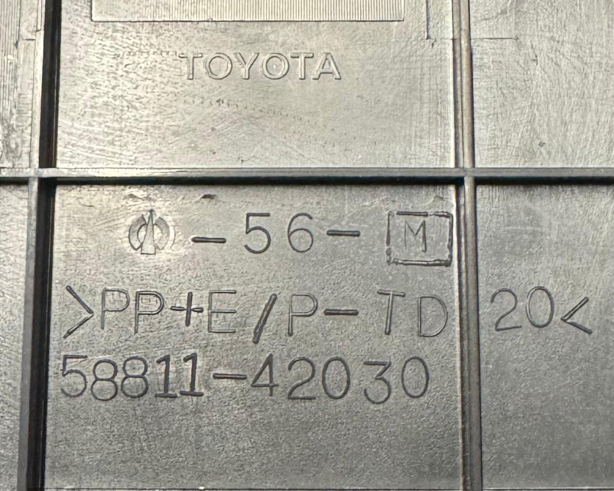 Tunnel centrale + bracciolo Toyota RAV4 III cod.5881142030 (2005 - 2016) - F&P CRASH SRL - Ricambi Usati