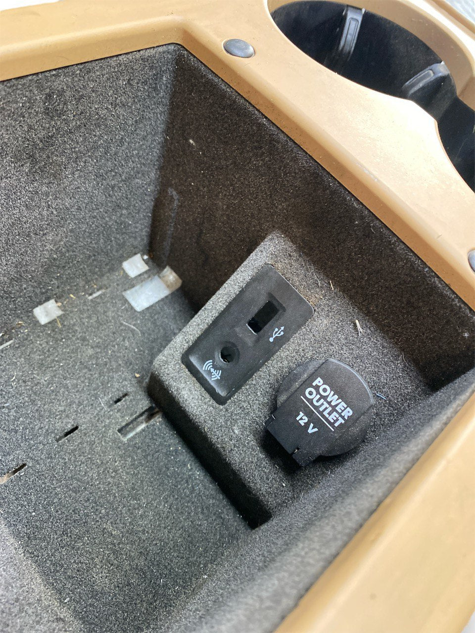 Tunnel centrale ( comprende portabicchieri, presa USB e accendisigari ) Porsche Macan ( 2014 ) cod. 95B857232A - F&P CRASH SRLS - Ricambi Usati