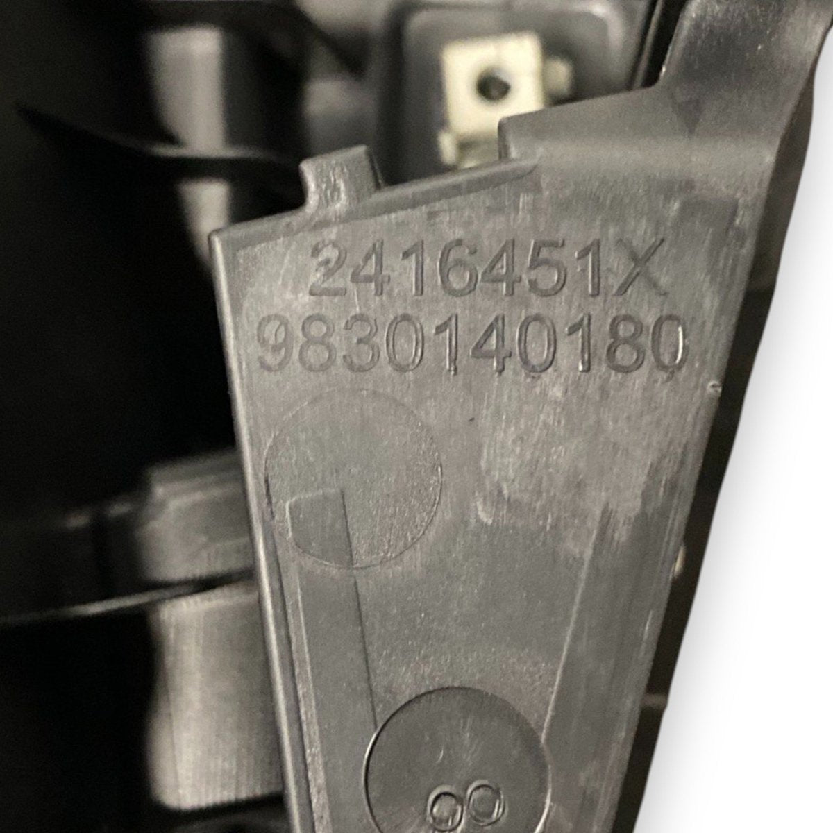 Vano portaoggetti + presa 12v peugeot 208 ii (2019 - ) Cod: 9830140180 - F&P CRASH SRLS - Ricambi Usati