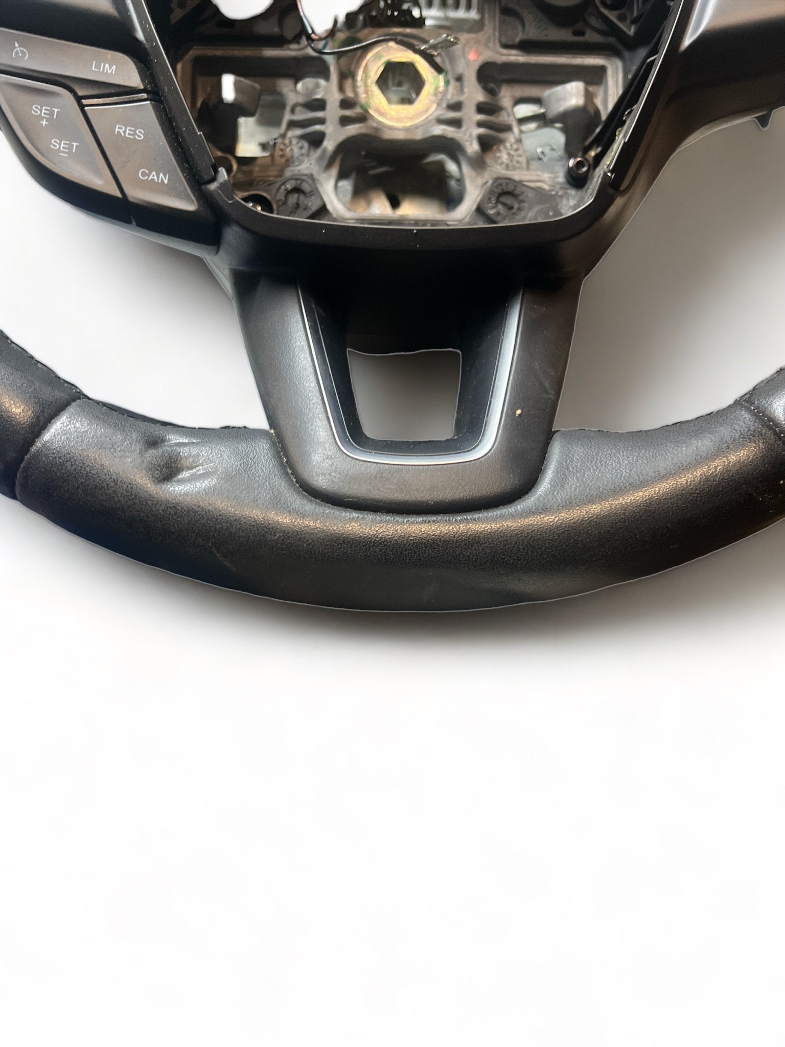Volante Sterzo Con Comandi In Pelle Ford Kuga ( 2017 ) cod : GV413600DC2ZHE - F&P CRASH SRLS - Ricambi Usati