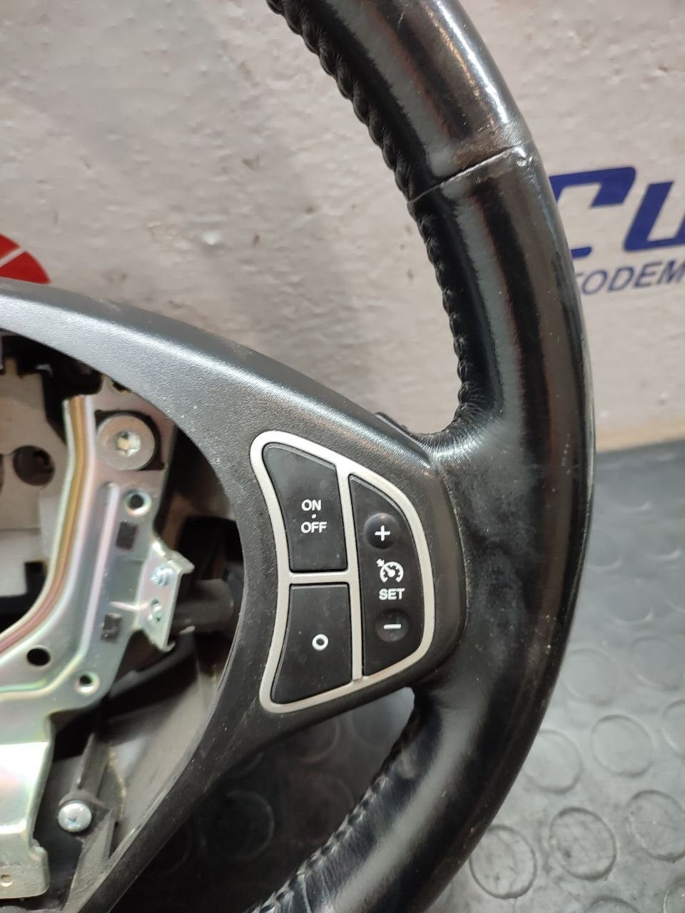 Steering Wheel Kia Cee'd mk1 2008 with multifunction controls - F&P CRASH SRLS - Used Parts